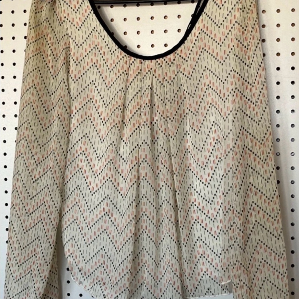 Daytrip Light Cream/Pink Patterned Blouse tie back Sz Small